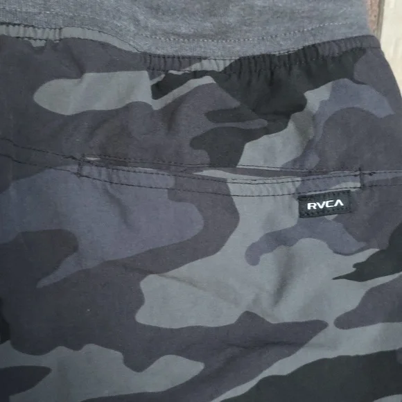 Men's RVCA Elastic Waist Grey Camouflage Shorts. Size Large, 7" Inseam. Good Con - Picture 6 of 6